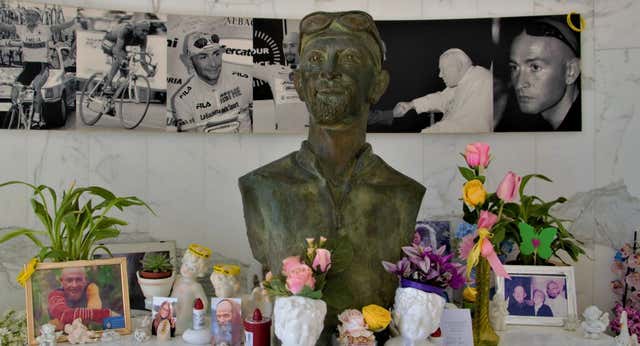 La tumba de Marco Pantani, 20 años después de su muerte: un ‘secreto’ entre peregrinos y cicloturistas