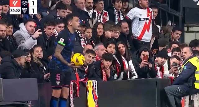 Multan con 6.000 euros al aficionado que “tocó el glúteo con un dedo” a Lucas Ocampos en Vallecas