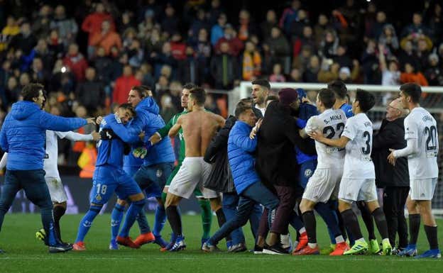 Una tangana entre Getafe y Valencia en 2019.  Archivo.