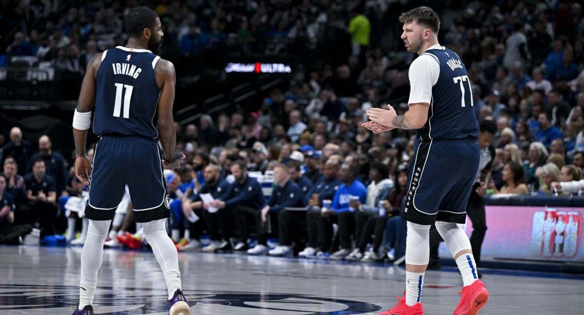 Irving y Doncic durante un partido.  /Reuters