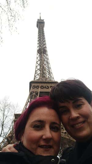 Nekane y Maider Gorostidi, con la Torre Eiffel de fondo.  Relevo