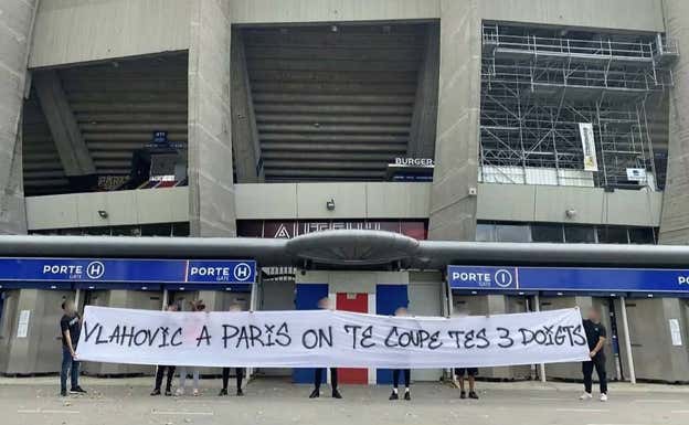 Los ultras del PSG amenazan con cortar tres dedos a Vlahovic. TWITTER