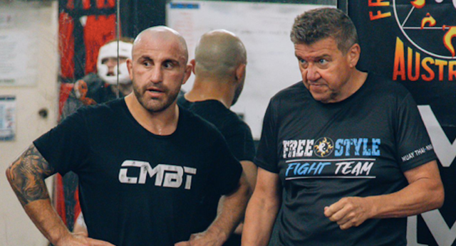 El giro de 180º en la vida de Joe López, el entrenador español de Volkanovski: «No quiero mala gente en mi equipo, para eso tengo la noche»