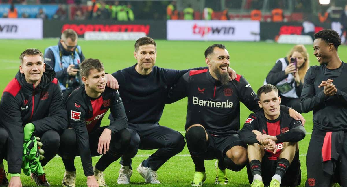 Xabi Alonso celebra la victoria frente al Bayern de Múnich junto con sus futbolistas. /EP