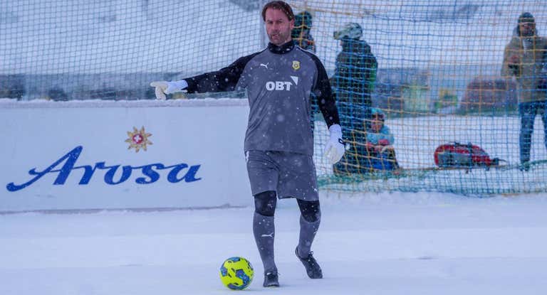 Sander Westerveld realiza una indicacion en el transcurso de un partido sobre nieve y hielo en Arosa (Suiza).