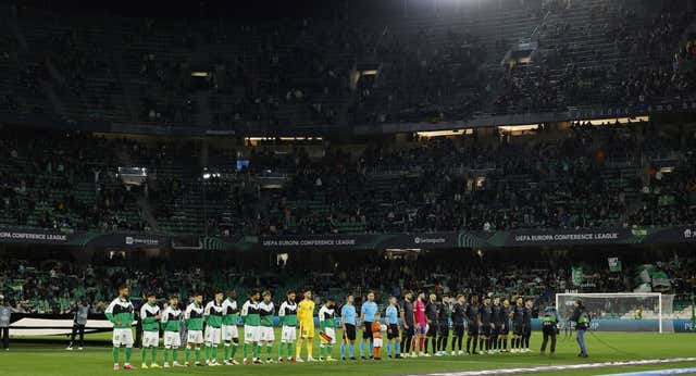 El bochorno y el desprecio del Betis a Europa apunta a dirigentes, cuerpo técnico y jugadores