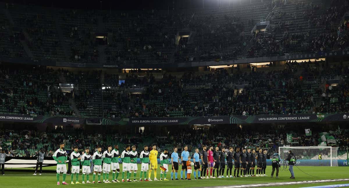 Panorámica de un Benito Villamarín semivacío para la Conference League.