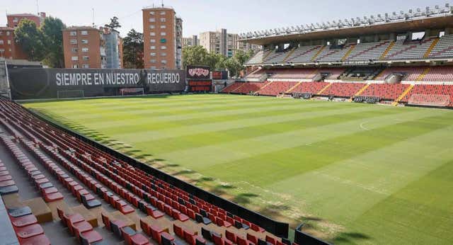 Los equipos de LaLiga alucinan con el estado de Vallecas: “Hay puertas que medio se caen… sofás de antes de Franco’