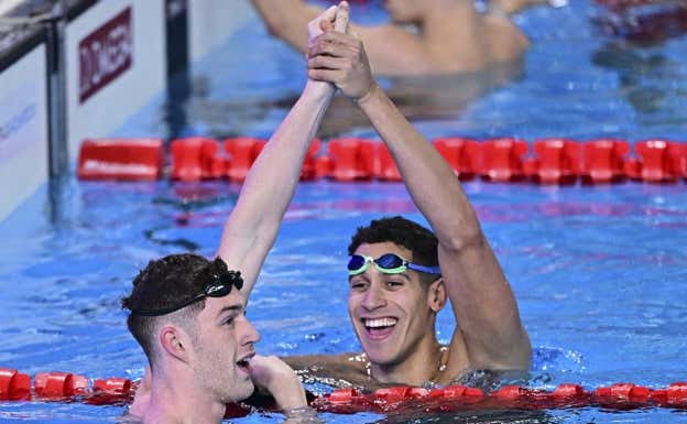 Hugo González celebra su medalla de plata en 100 metros espalda. REUTERS
