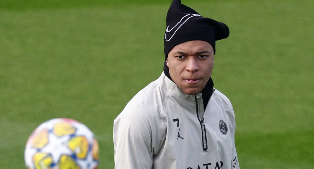 Mbappé, con gorro y rostro serio, durante un entrenamiento de esta semana. /REUTERS