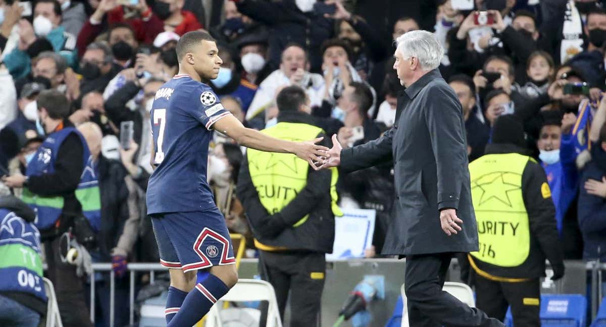 Mbappé y Ancelotti se dan la mano en el último Real Madrid-PSG en el Bernabéu. /GETTY