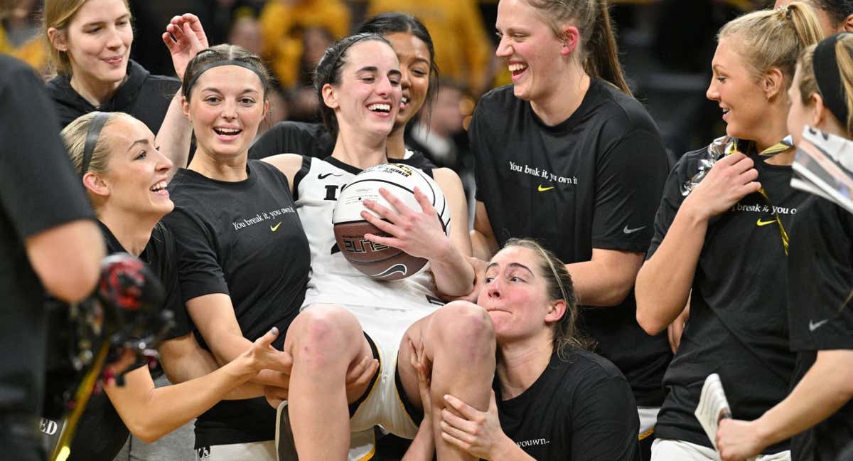 Caitlin Clark, celebrando con sus compañeras. /Reuters