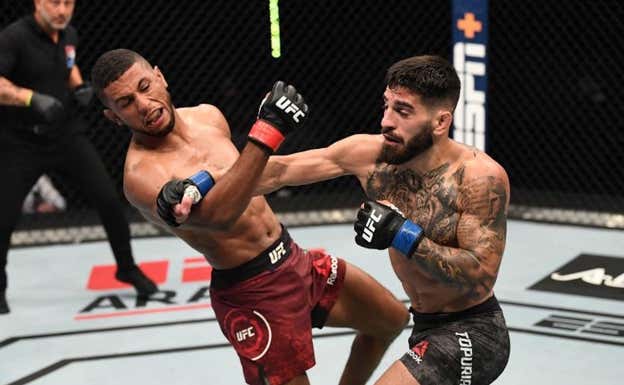 Topuria golpea a Zalal durante su combate. UFC