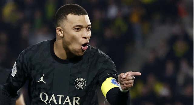 Risas con Luis Enrique y decisivo desde el banquillo: Mbappé sigue a lo suyo en el PSG