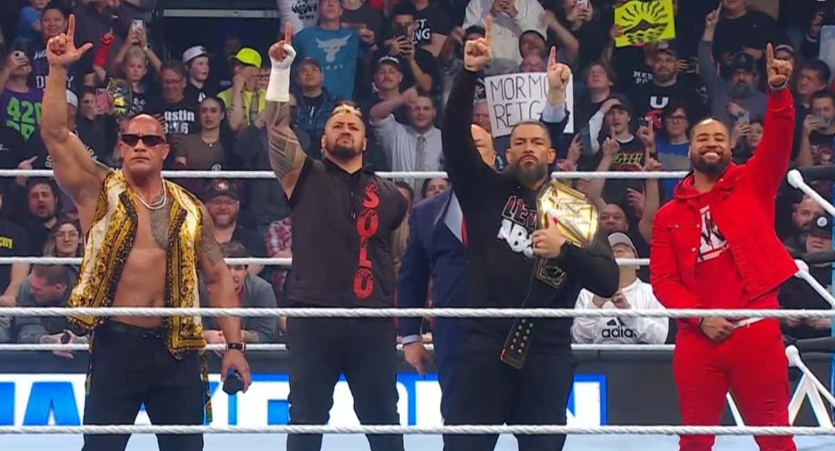 The Rock, Solo Sikoa, Paul Heyman, Roman Reings y Jimmy Uso posan para el público en SmackDown./WWE