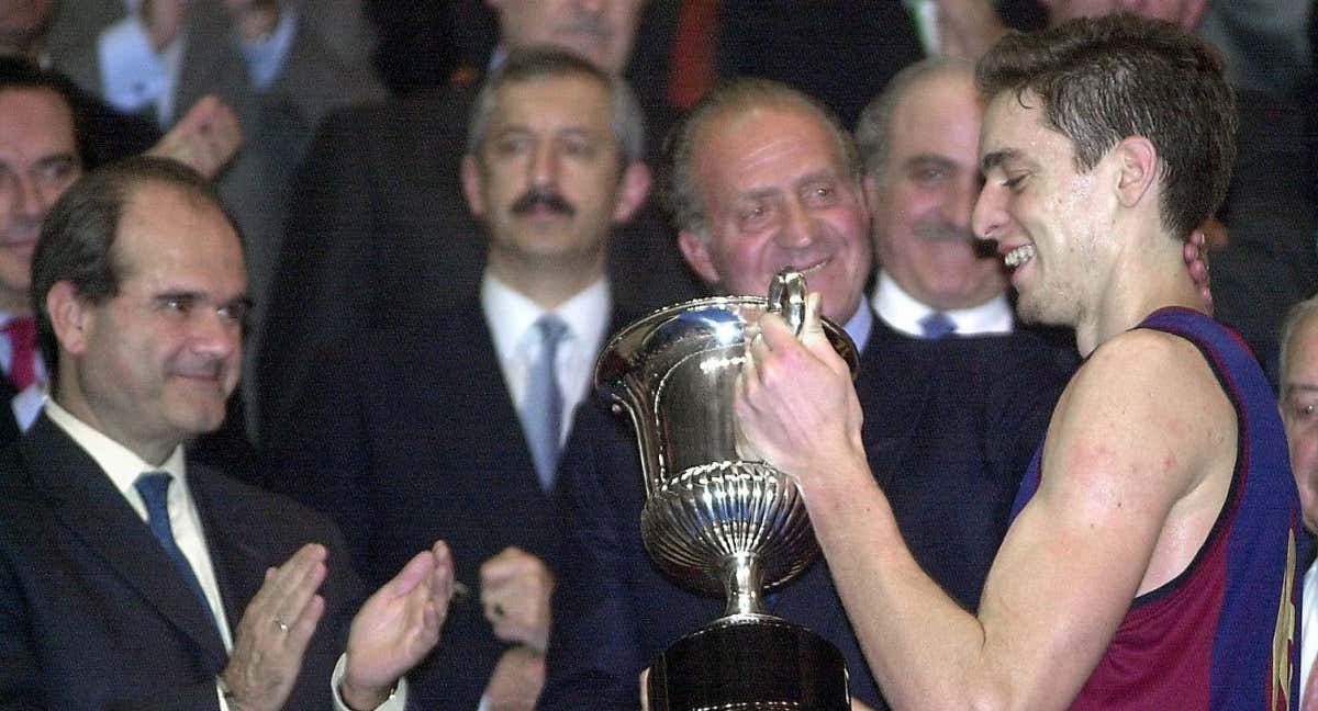 Pau Gasol recoge el trofeo al MVP de la Copa del Rey en Málaga en presencia de S.M. El Rey Juan Carlos./Efe