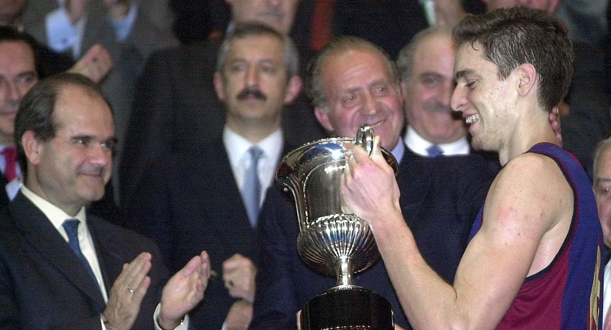 Pau Gasol recoge el trofeo al MVP de la Copa del Rey en Málaga en presencia de S.M. El Rey Juan Carlos.