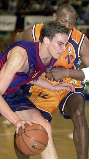 Pau Gasol ante el Valencia. Efe