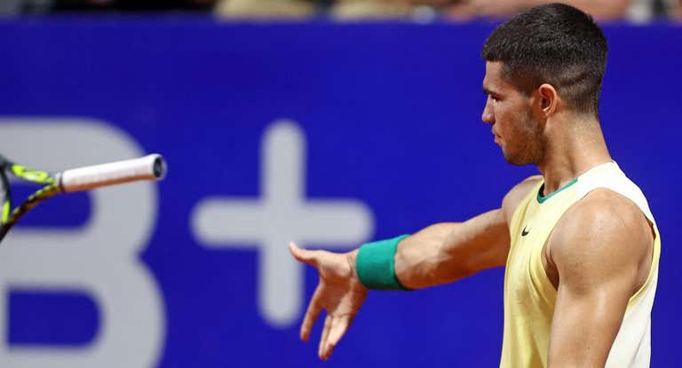 Carlos Alcaraz lanza su raqueta tras fallar un punto ante Jarry en las semifinales del torneo de Buenos Aires.