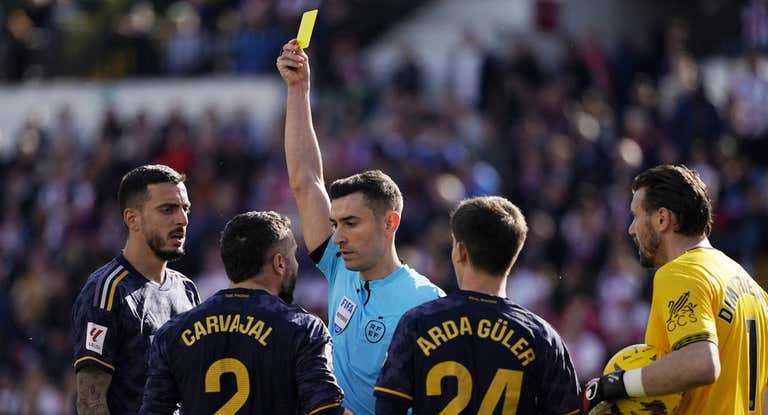 Carvajal ve una tarjeta amarilla en el partido ante el Rayo.