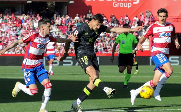Pubill, en el momento previo a anotar su gol. EFE/ Pepe Torres