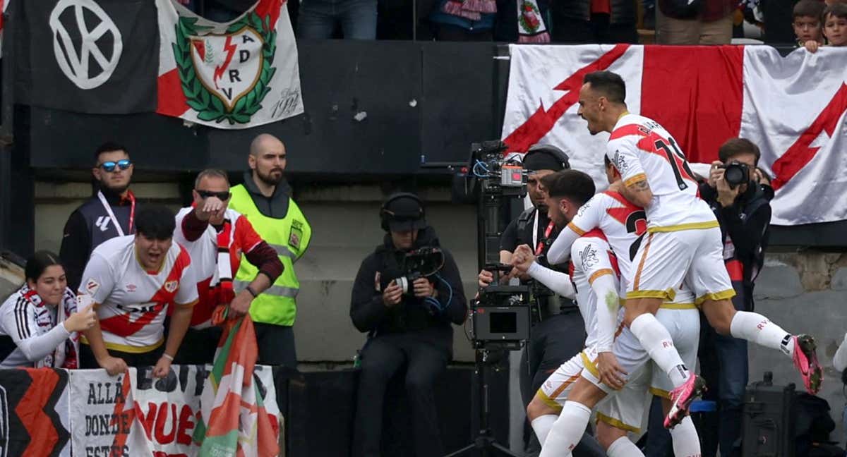 Raúl de Tomás celebra su gol al Madrid.