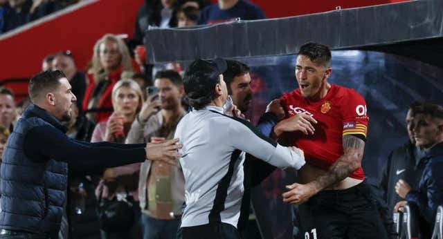 El minuto que ha convertido Mallorca en una olla a presión: expulsión de Raíllo, pitos a González Fuertes, pañolada…