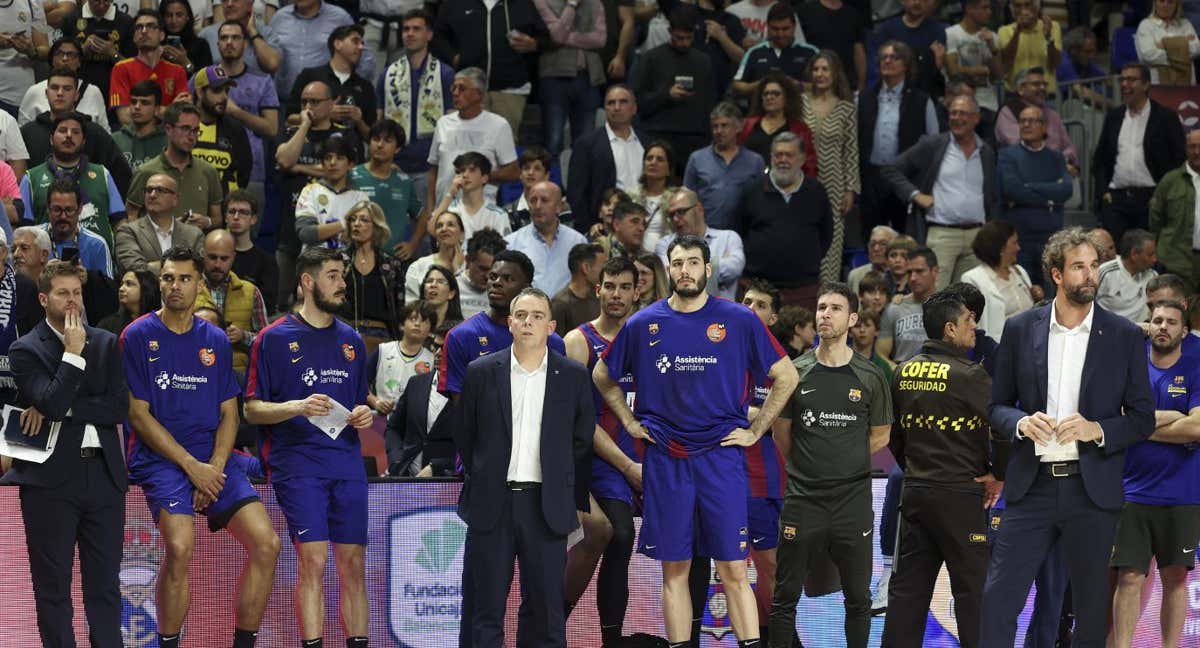 Los jugadores del Barcelona tras quedar subcampeones de la Copa del Rey de Baloncesto.