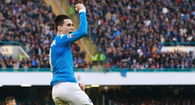 Ser futbolista en Nápoles: «El jugador está endiosado, tuvimos que salir de una tienda por la puerta de atrás»