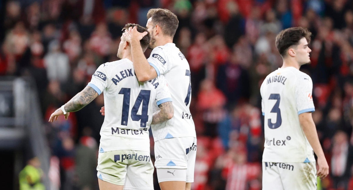 Los jugadores del Girona, durante el partido ante el Athletic.