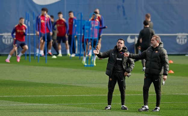 Xavi y Oscar Hernández durante un entrenamiento del Barcelona.  REUTERS