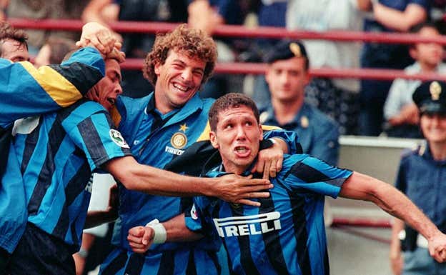 Simeone celebrando un gol con el Inter.  Carlo Fumagalli