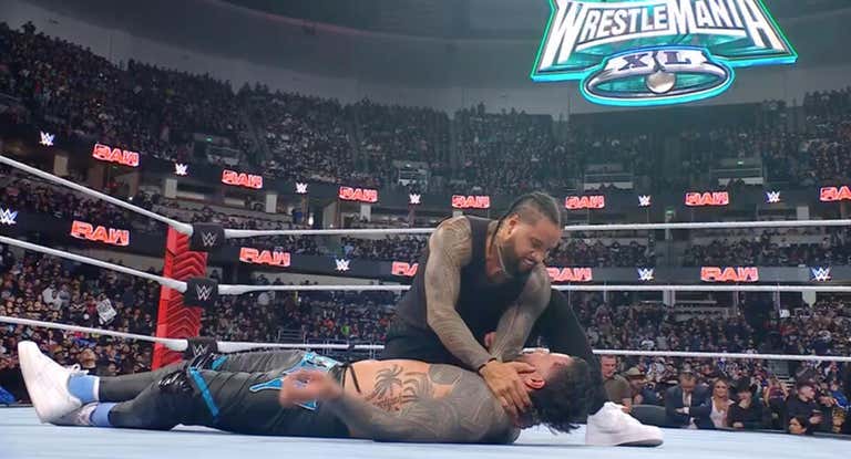 Jimmy Uso ataca a su hermano Jey, en Raw.