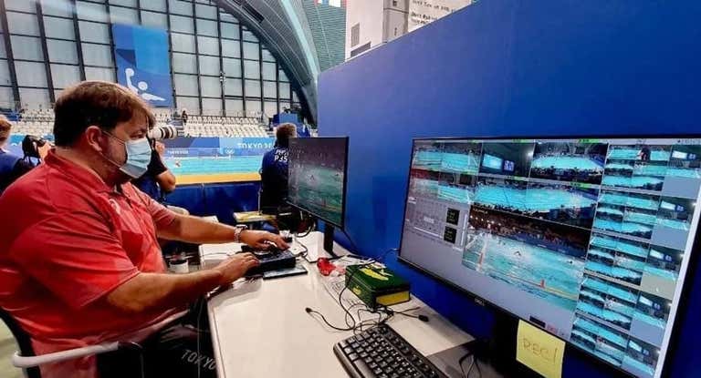 Árbitro de VAR durante Tokio 2020.