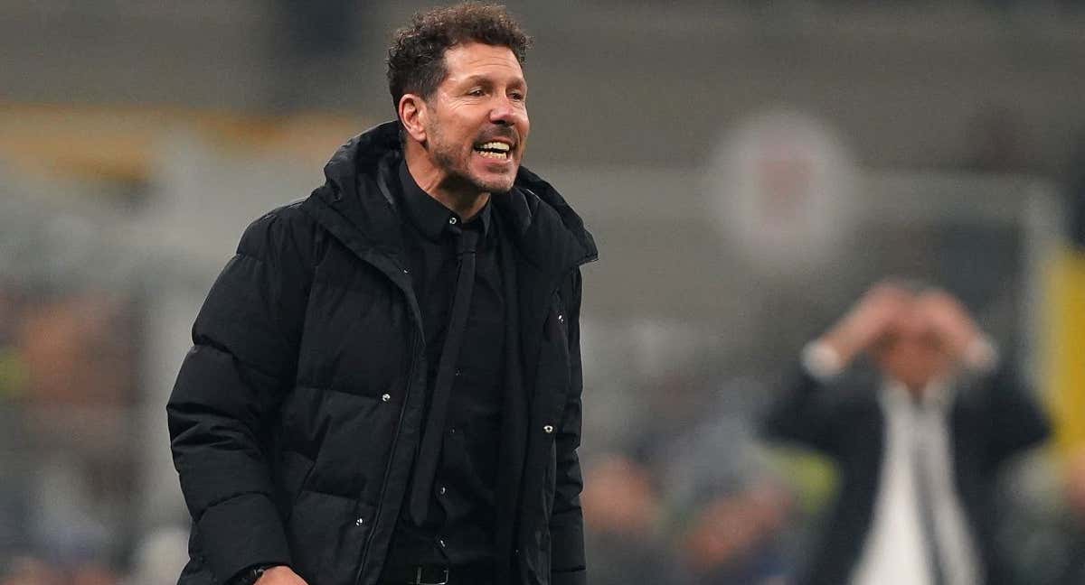 Simeone da indicaciones a sus jugadores con un Inzaghi que se lamenta de fondo. /EP