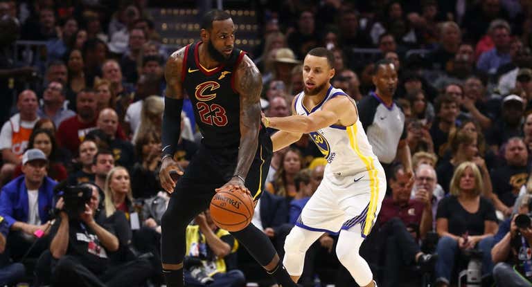 Stephen Curry y LeBron James en las finales de la NBA 2018.