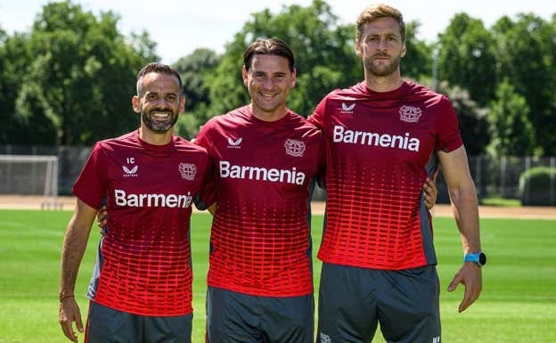 Isma Camenforte (izquierda), Gerardo Seoane (centro) y Markus Müller (derecha). BAYER LEVERKUSEN