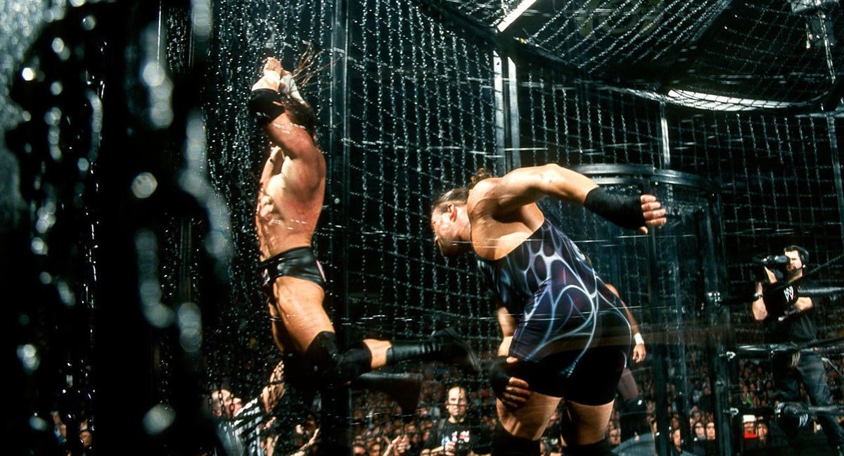 Triple H siendo arrojado contra la celda por RVD.