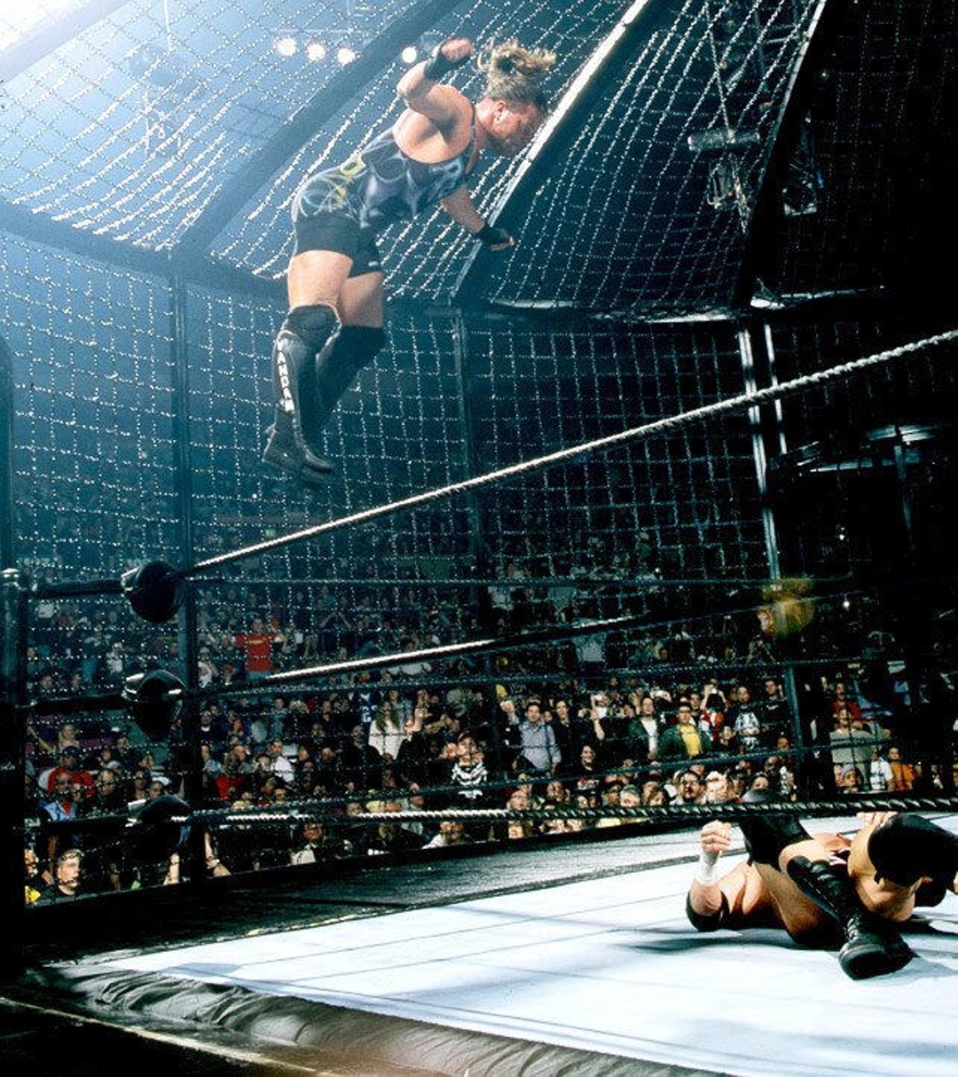 El momento previo al impacto.  WWE