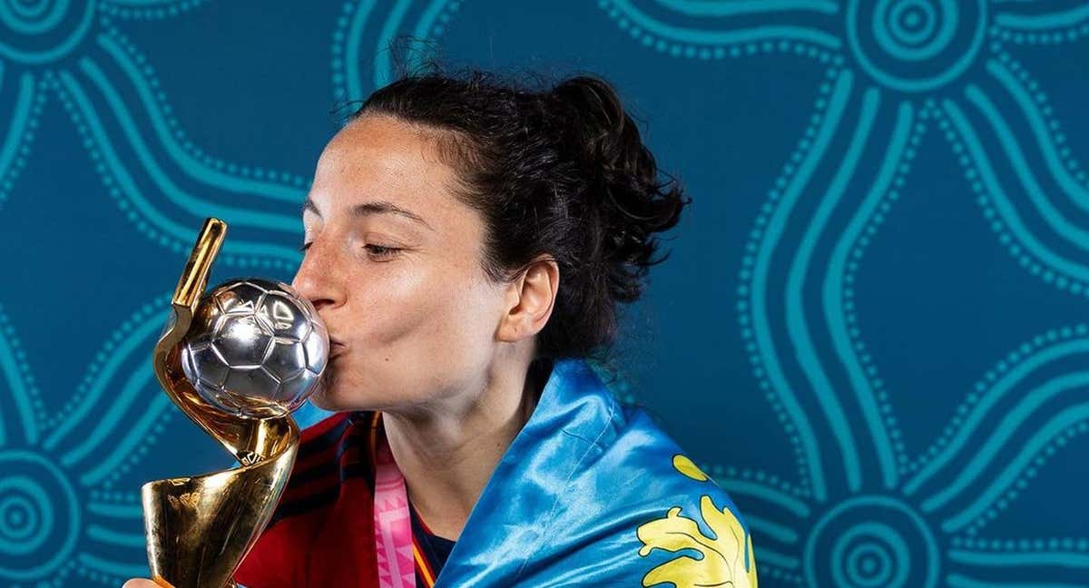 Ivana Andrés, jugadora española, posa con el trofeo de campeona del Mundial. /INSTAGRAM