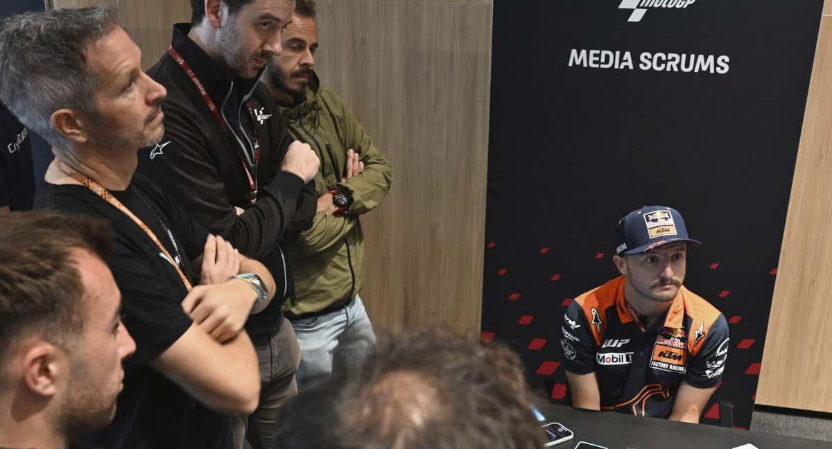 Periodistas con un piloto de MotoGP./Getty