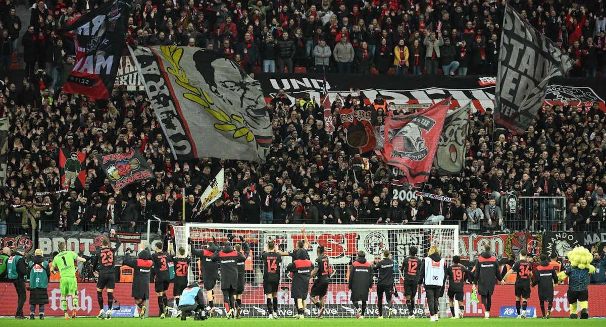 El Bayer Leverkusen celebra el triunfo con su afición. /AFP