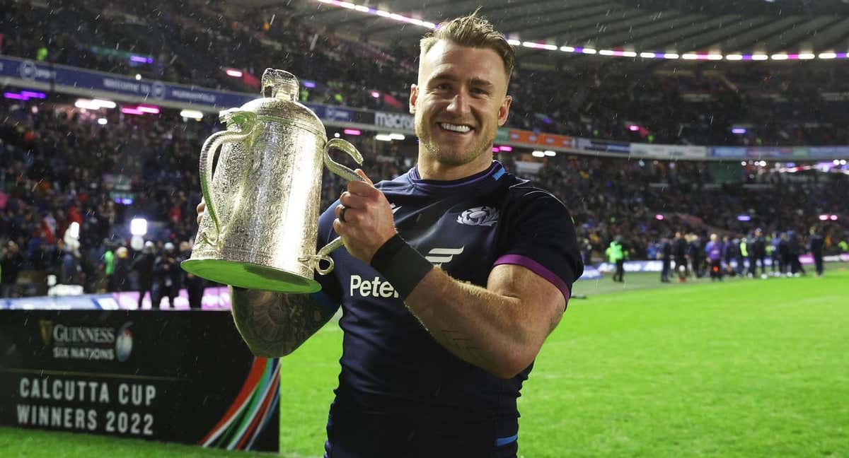 Stuart Hogg (Escocia) con la Copa de 2022. /Craig Williams/SNS Group