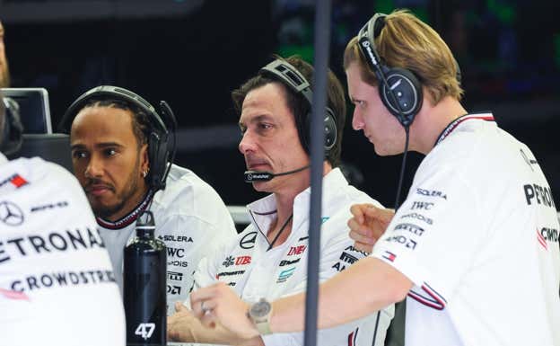 Lewis Hamilton, Toto Wolff, jefe de Mercedes-AMG F1, y Mick Schumacher, reserva del equipo, en Baréin.  EP