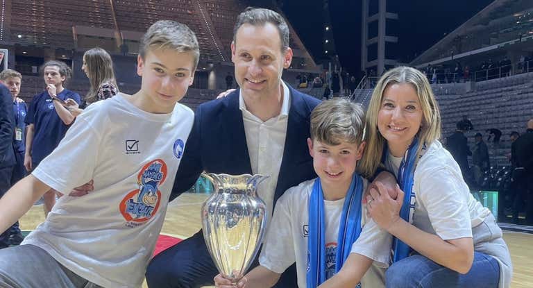 Pedro Llompart celebra la Copa Italia junto a su familia.