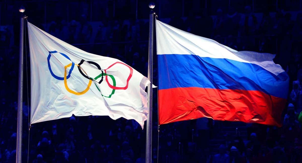 La bandera olímpica y la de Rusia ondean juntas en la inauguración de los Juegos de Sochi. /AFP