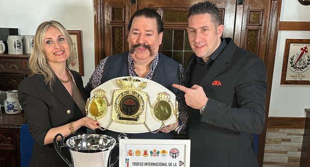 La WKA homenajea al empresario Nicolás Parrondo