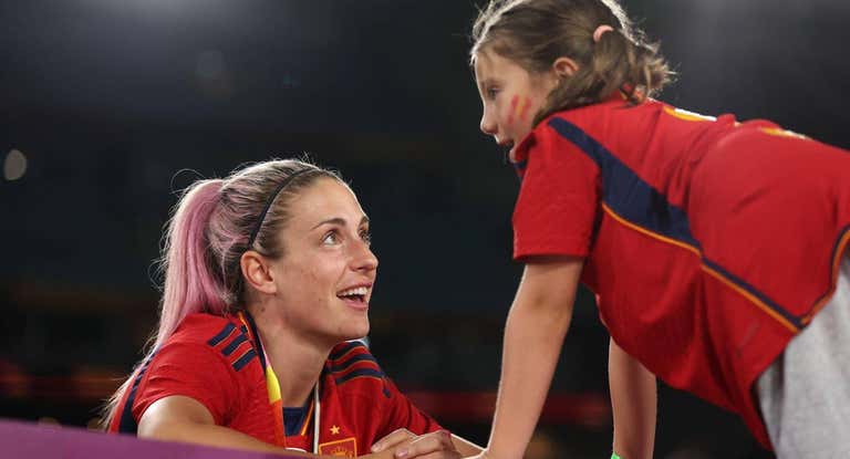 Alexia Putellas, tras proclamarse campeona del mundo, con una niña.