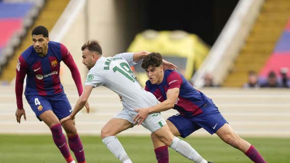 Pau Cubarsí pugnando con Borja Mayoral. /EFE