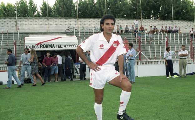 Hugo Sánchez, presentado con el Rayo en Vallecas.  ABC